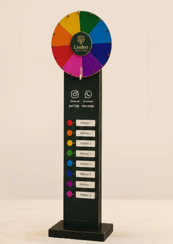 Roleta de prêmios colorida em totem, com painel lateral de prêmios e contatos da marca